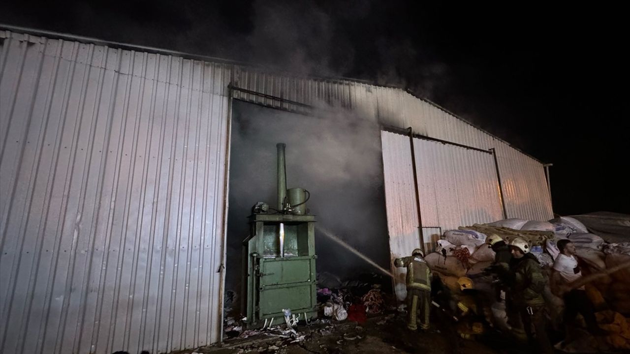 Bursa'daki Geri Dönüşüm Tesisinde Yangın Kontrol Altında