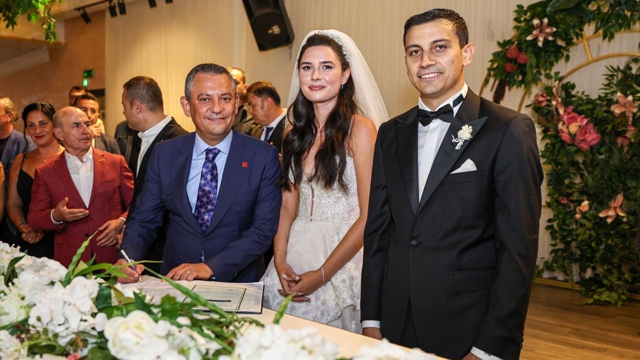 CHP Genel Başkanı Özel, Gençlik Kolları Başkanının Düğününde