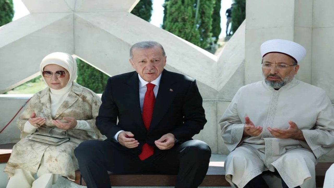 Cumhurbaşkanı Erdoğan 15 Temmuz Şehitler Anıtı'nda Fatiha suresi okudu