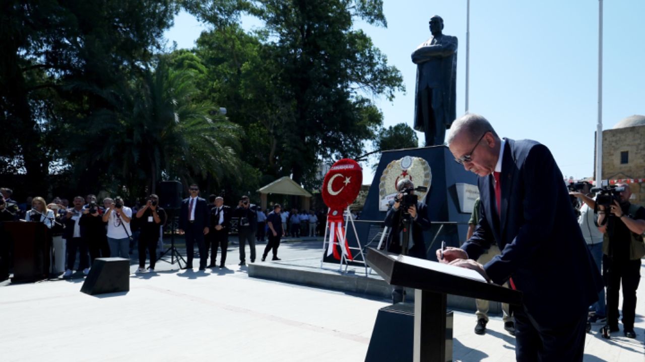 Cumhurbaşkanı Erdoğan Lefkoşa’da Atatürk Anıtı’nı ziyaret etti 