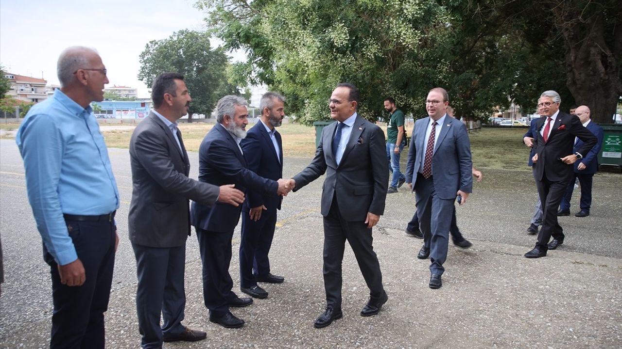 Dışişleri Bakan Yardımcısı Bozay, Gümülcine'deki Celal Bayar Okulunu Ziyaret Etti