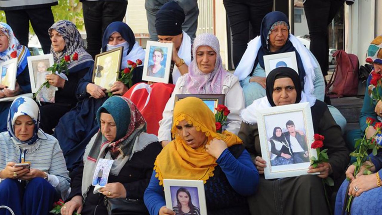 Diyarbakır annelerinin yanına gözü yaşlı bir aile daha katıldı...