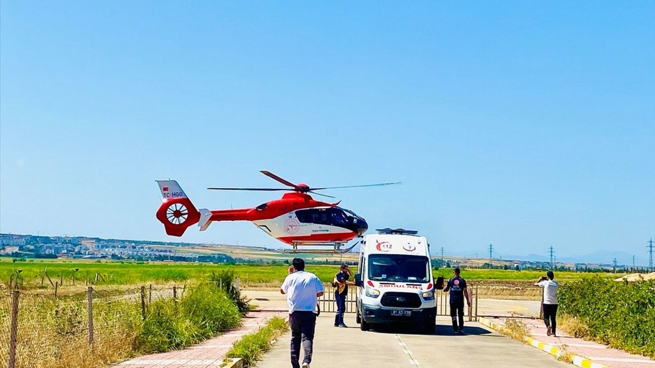 Diyarbakır'da 79 Yaşındaki Hasta Ambulans Helikopterle Hastaneye Ulaştırıldı