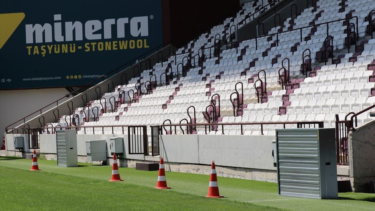 Elazığ Atatürk Stadyumu'nda Çimler İçin Fan Sistemi Kuruldu