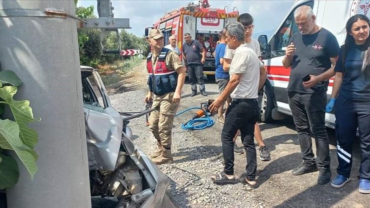 Erzin'de Aydınlatma Direğine Çarpan Araçta Trajik Kaza: Sürücü Hayatını Kaybetti