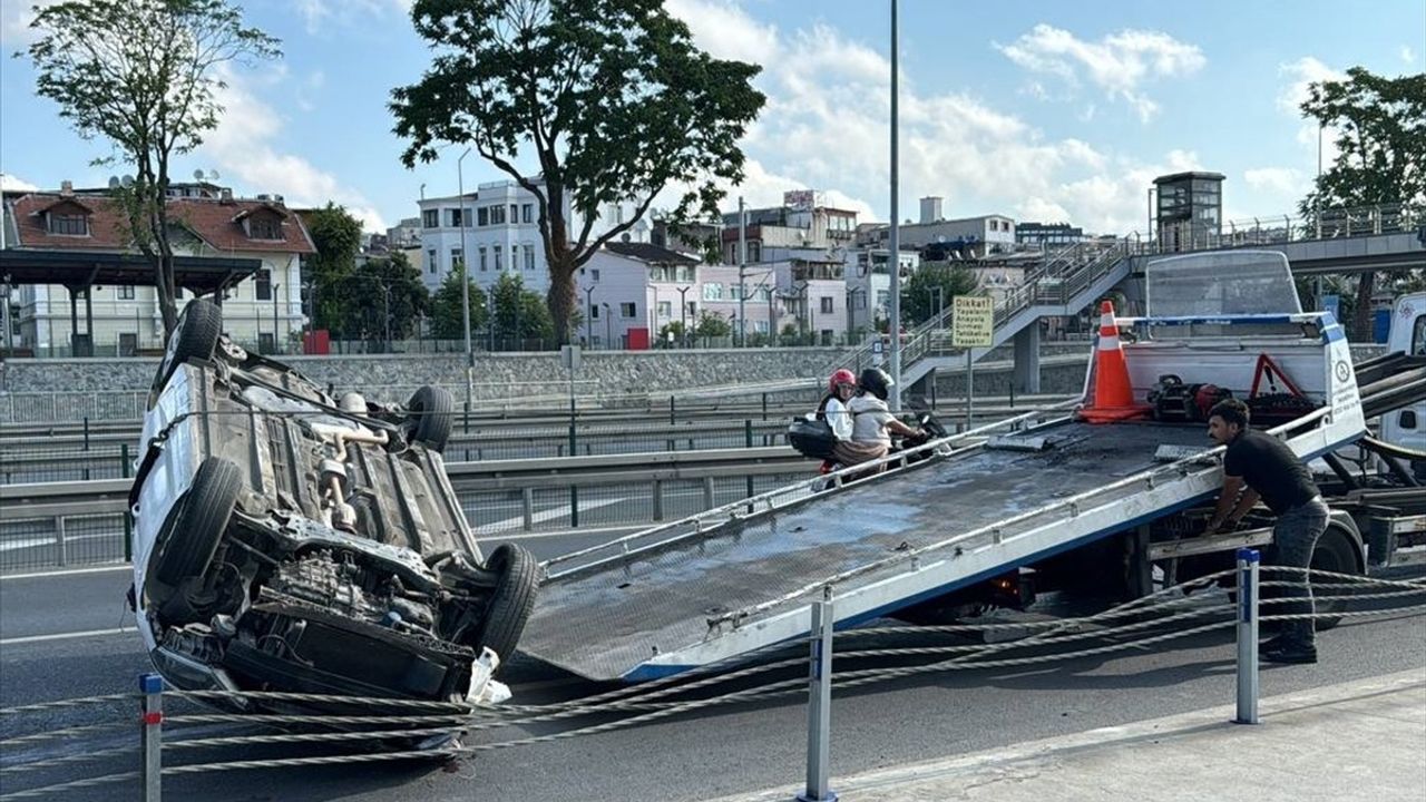 Fatih'te Otomobil Bariyere Çarptı: İki Yaralı
