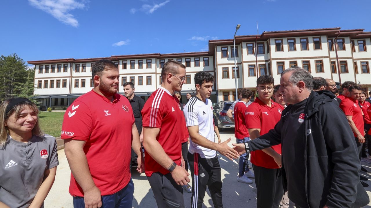 Gençlik Bakanı Paris 2024 Olimpiyat Oyunlarına katılacak sporcuları ziyaret etti 