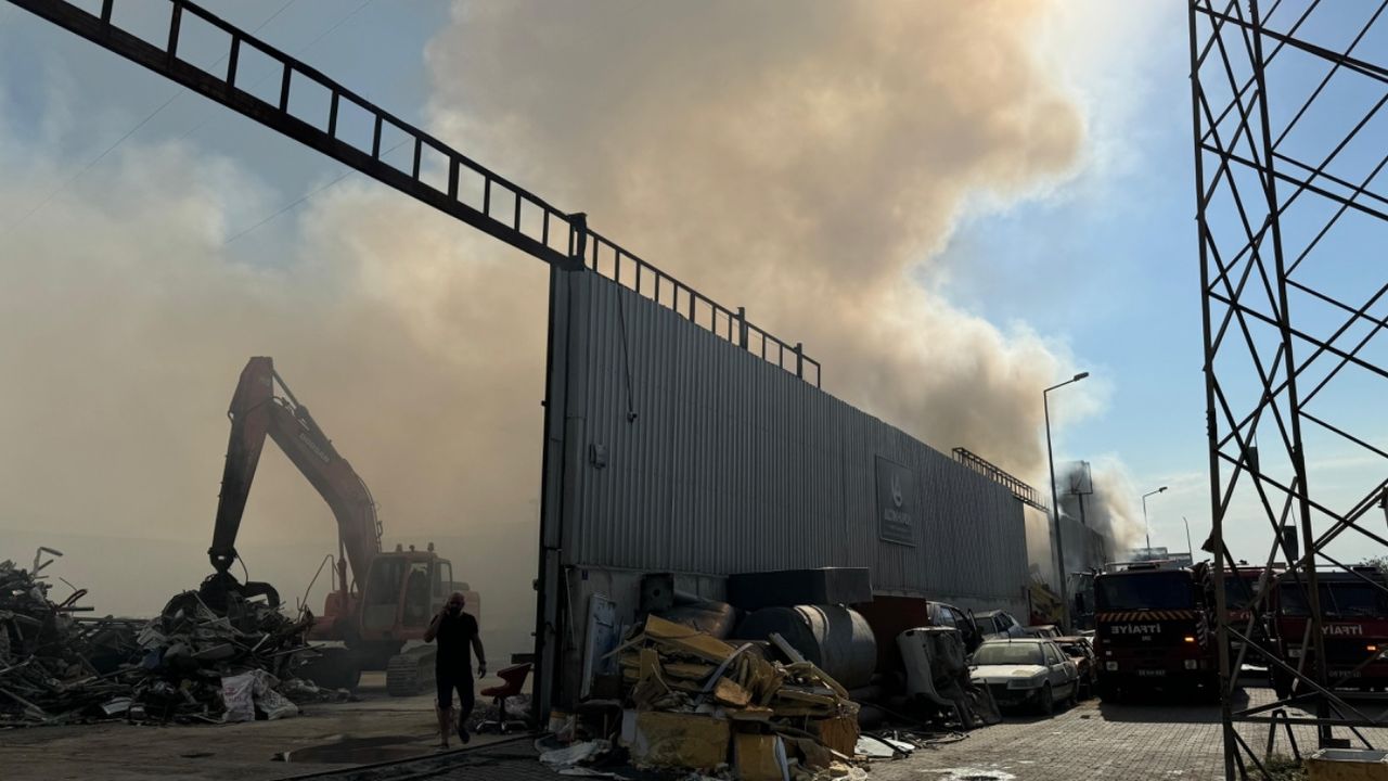 Geri dönüşüm fabrikasında korkunç yangın! 