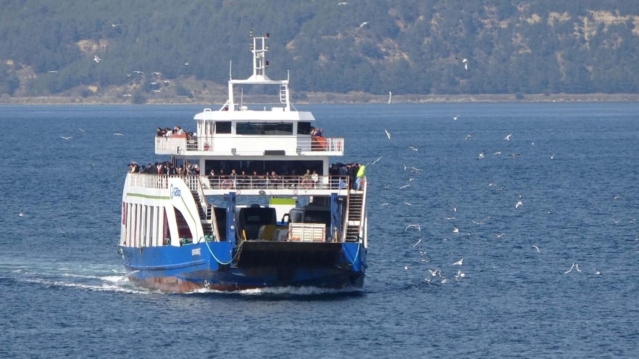 Gökçeada ile Bozcaada feribotlarında büyük yoğunluk! 