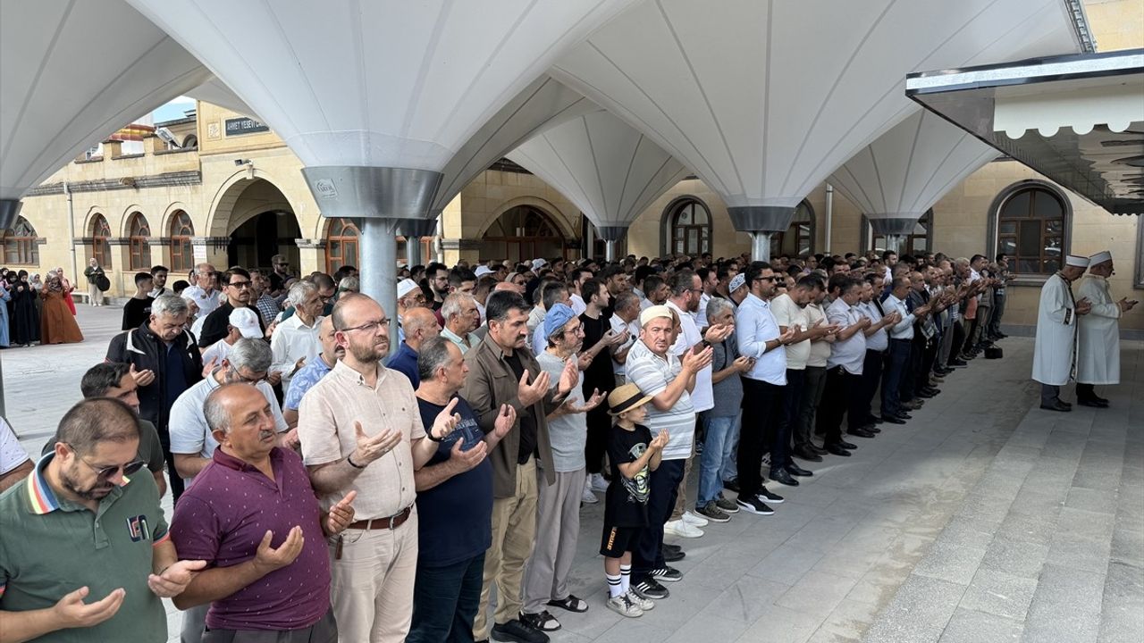 İsmail Heniyye İçin Gıyabi Cenaze Namazı Düzenlendi