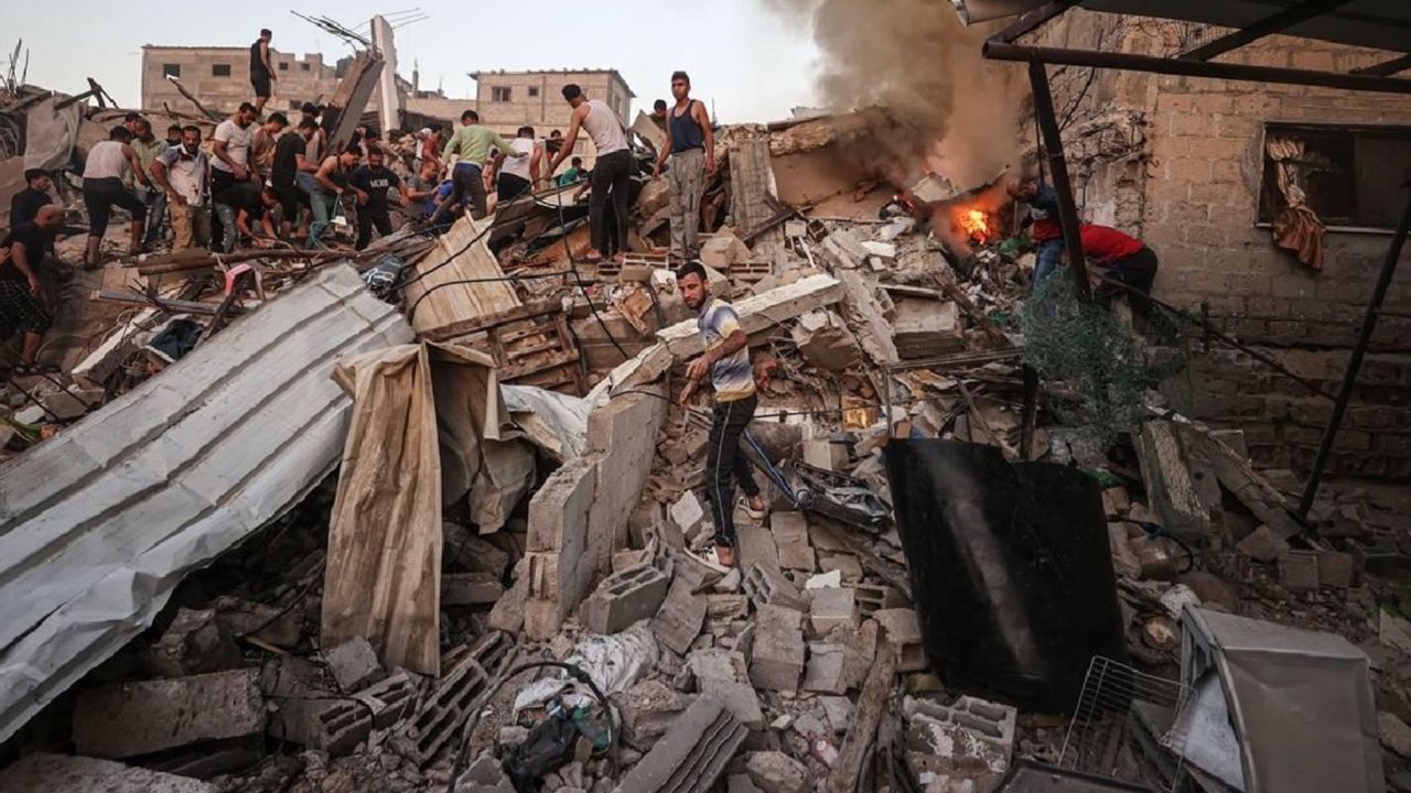 İsrail Gazze’de iki evi hedef aldı: 4 çocuk 12 Filistinli öldürüldü! 