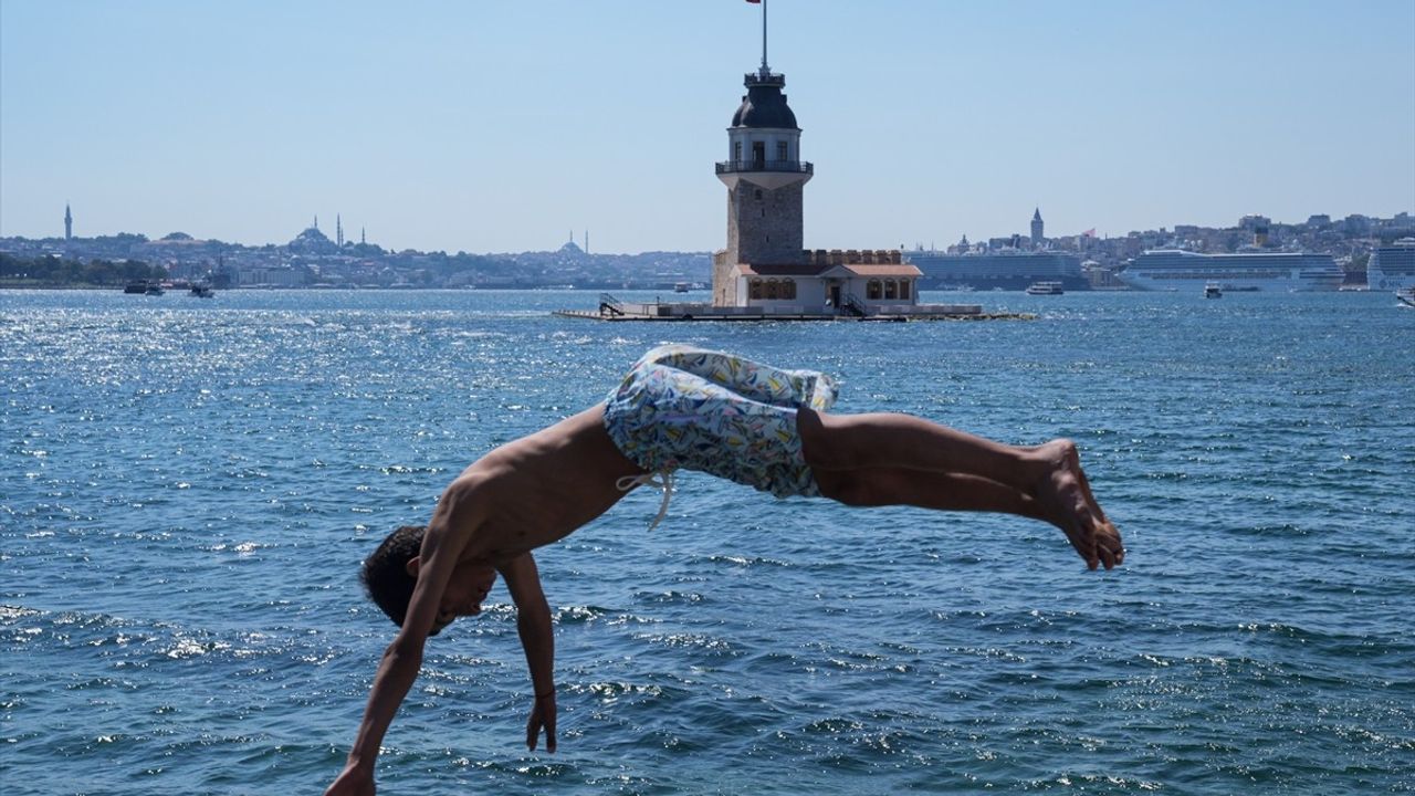 İstanbul'da Hafta Sonu Sıcak Havanın Keyfi Sahillerde Çıktı