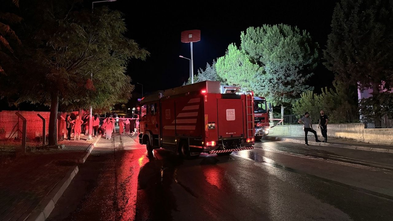 İzmir'deki Apartman Yangını Kontrol Altına Alındı