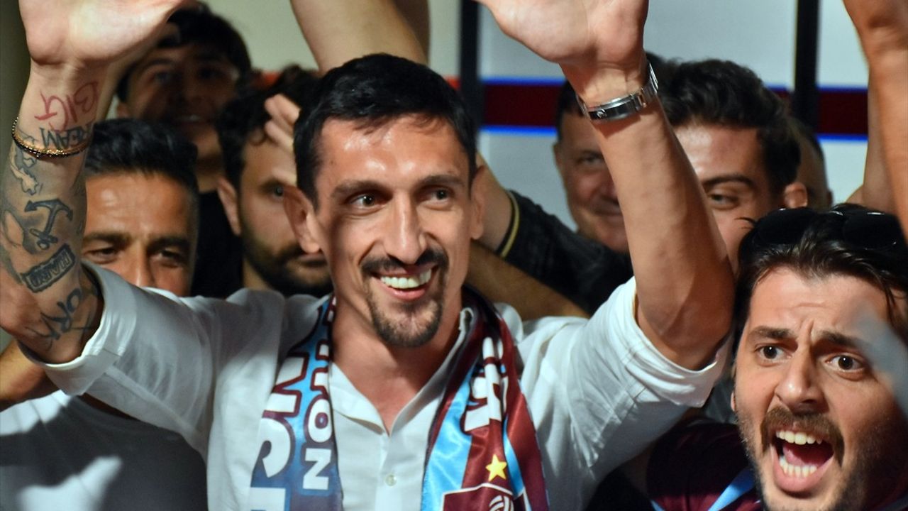 Karadağlı Futbolcu Stefan Savic Trabzonspor ile Görüşmek Üzere Trabzon'a Geldi