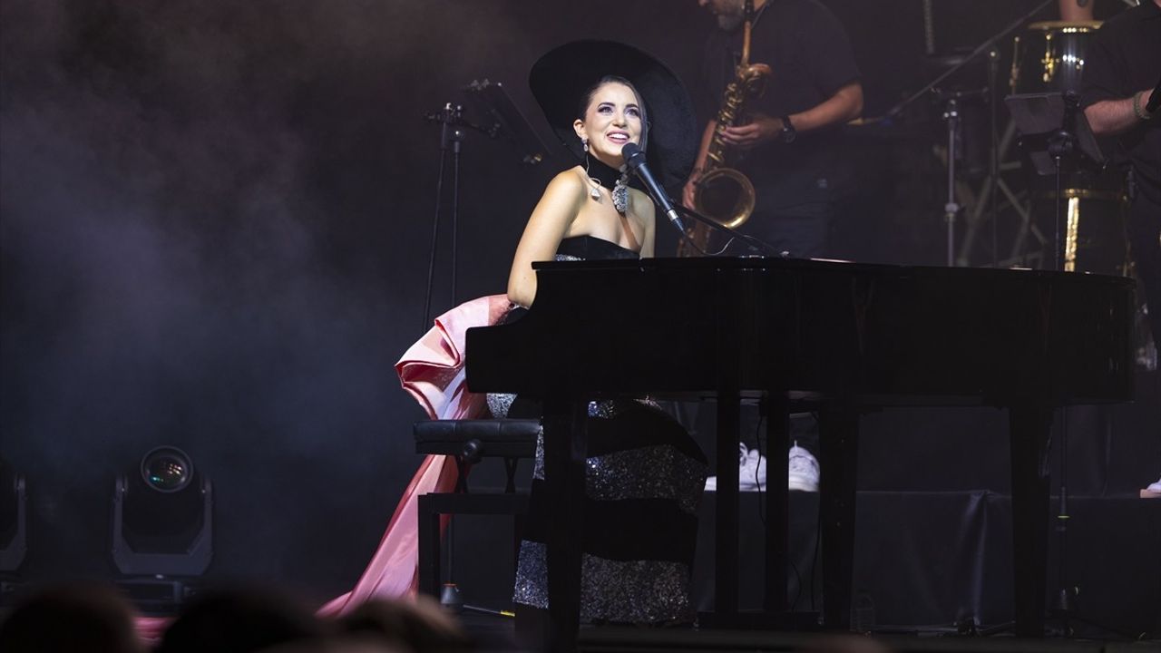 Karsu, Harbiye'de Büyüleyici Bir Konser Verdi