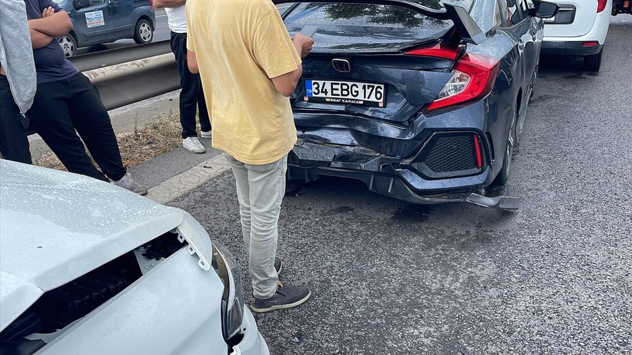 Kartal'da Zincirleme Trafik Kazası: D-100 Kara Yolunda Yoğunluk Oluştu