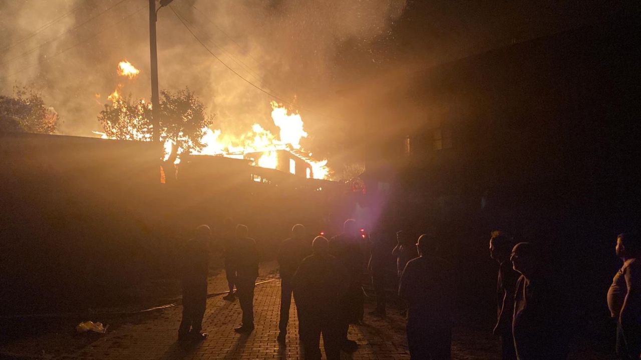 Kastamonu Ağlı’da çıkan yangında 2 ev kullanılamaz hale geldi! 