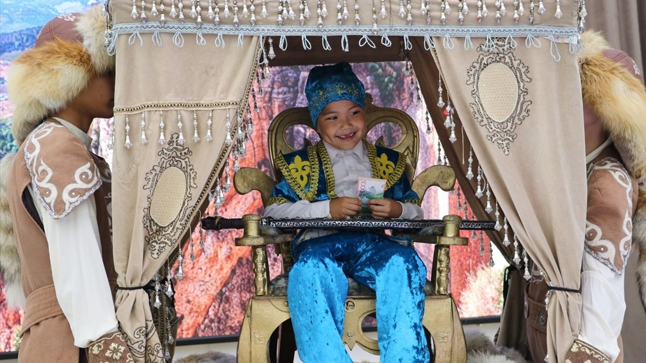 Kazakistan'da Geleneksel Sünnet Merasimi: 6 Yaşındaki Müslim'in Saçı Kesildi
