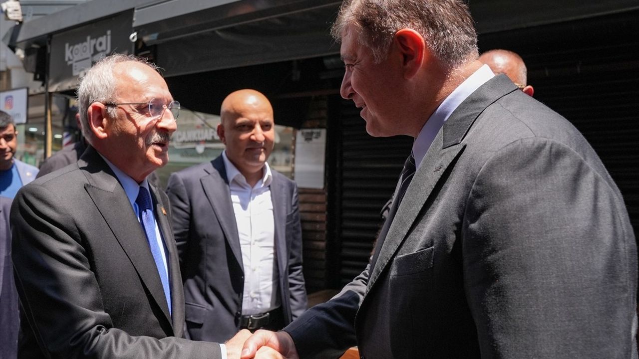 Kılıçdaroğlu, İzmir Büyükşehir Belediyesini Ziyaret Etti