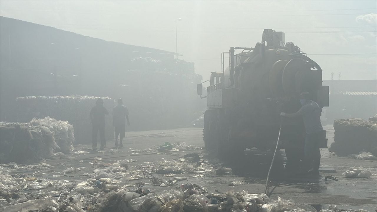 Kırklareli'nde Atık Toplama Tesisinde Yangın Kontrol Altına Alındı