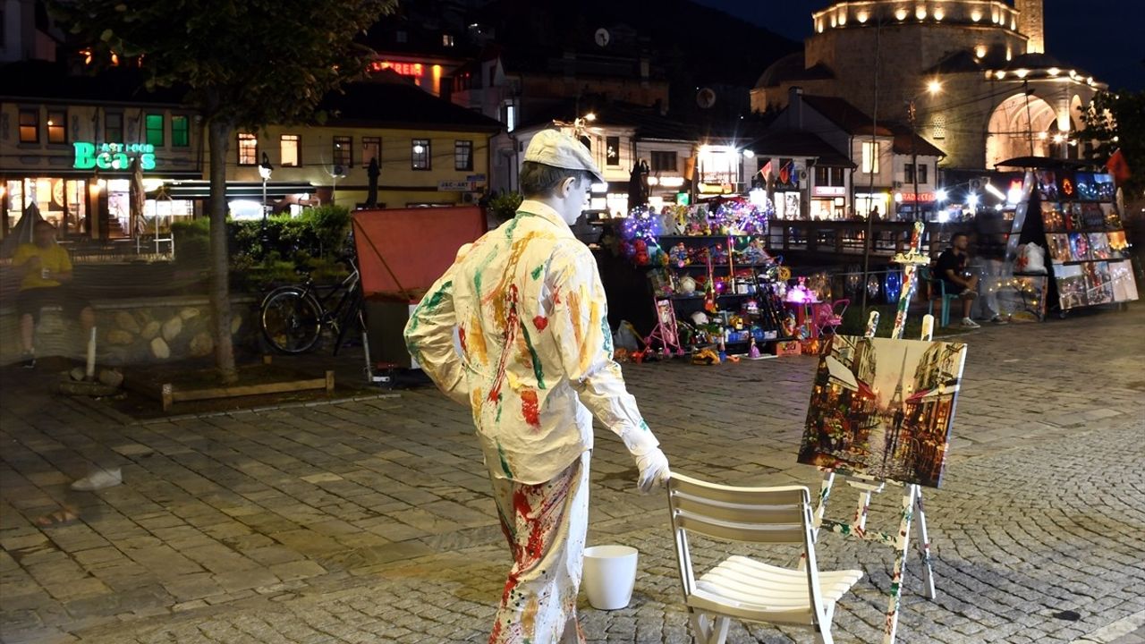 Kosova'da Canlı Heykel Performansına Yoğun İlgi