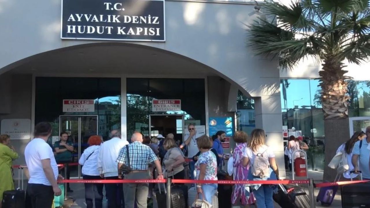  Midilli Adası'na gidiş için vize kuyruğu Ayvalık'ta yoğunluk yarattı!