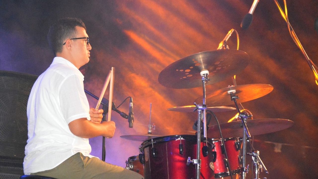 Muğla'da Otizmli Sanatçı Yıldırım'ın Bateri Gösterisi Büyük Beğeni Topladı