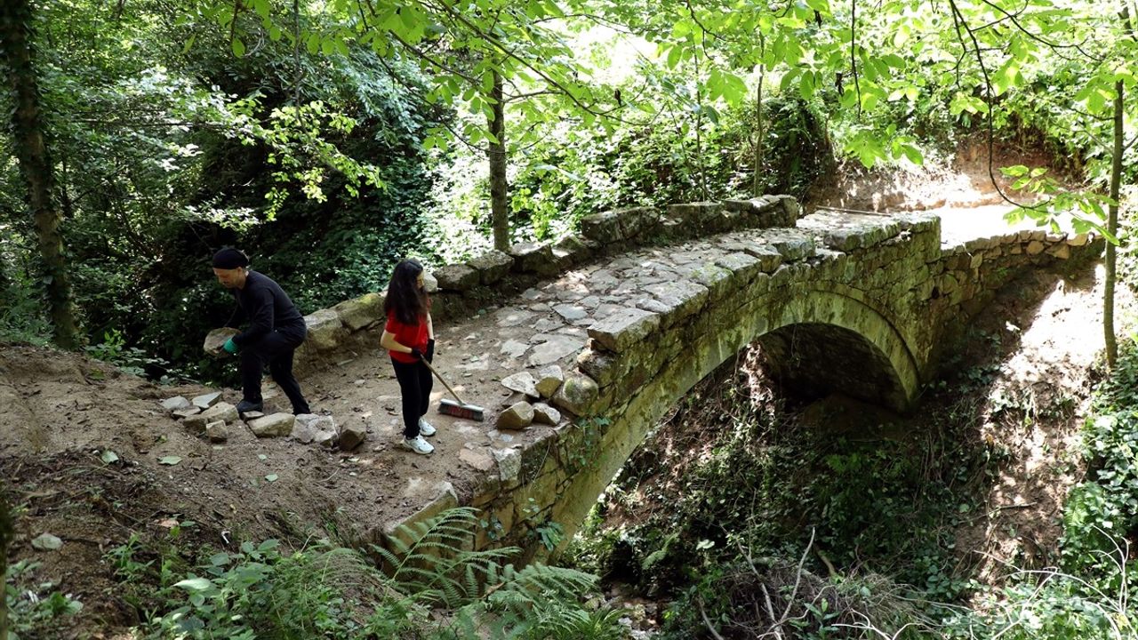 Rize'de Baba Kız Tarihi Kemer Köprüyü Temizledi