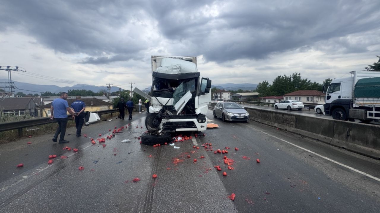 Sakarya'da kayganlaşan yolda zincirleme kaza: 1'i ağır 3 kişi yaralandı! 