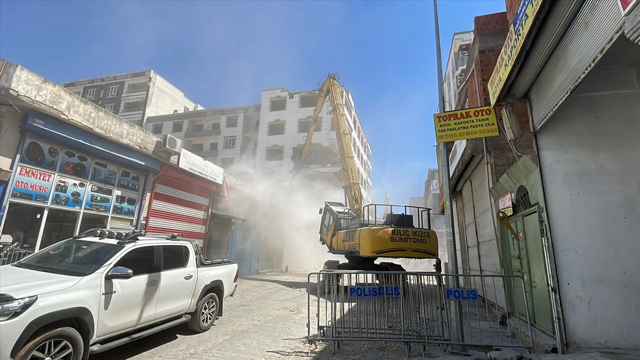 Şanlıurfa'da Depremden Sonra Yıkım Çalışmaları Devam Ediyor