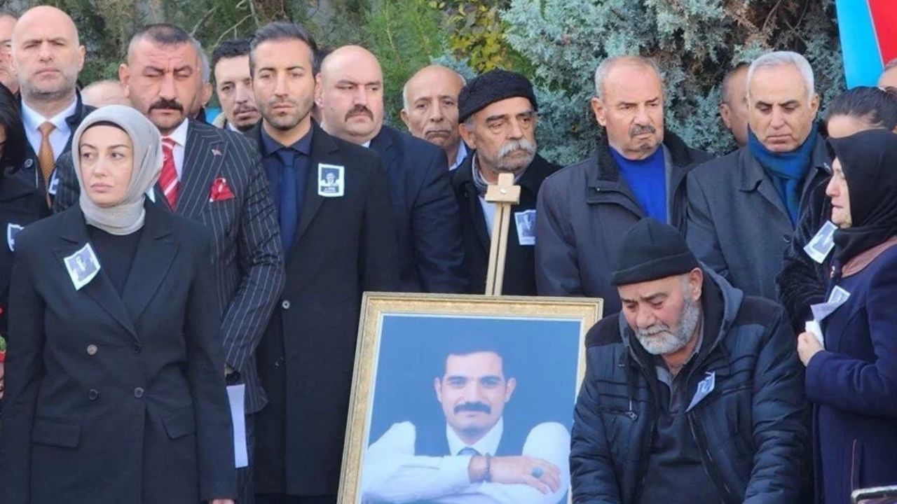 Sinan Ateş’in annesi beyan sırasında kalbini tutup fenalaştı! Sağlık görevlileri müdahale ediyor 