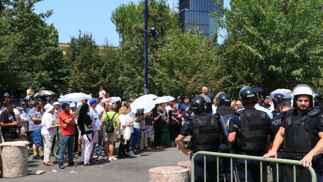 Tiran'da Belediye Başkanı Veliaj'a İstifa Çağrıları Devam Ediyor