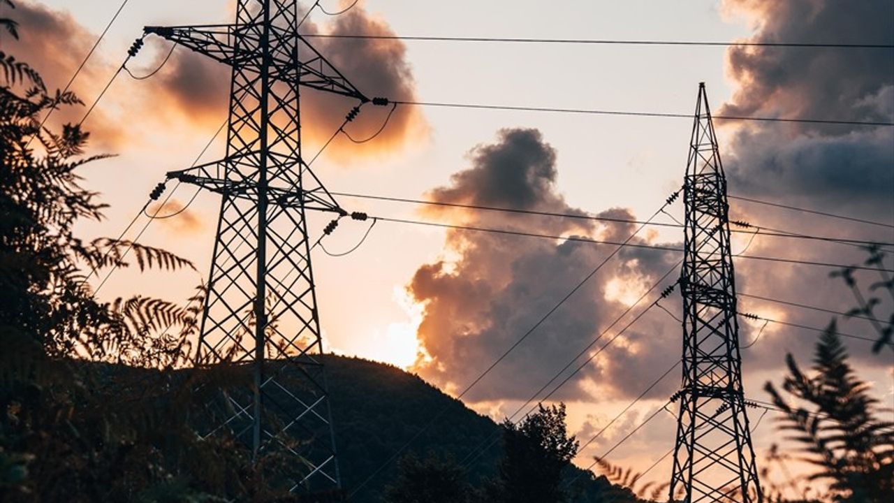 Toroslar EDAŞ ve AYEDAŞ, Rekor Sıcaklıklarda Elektrik Temini Sağlıyor