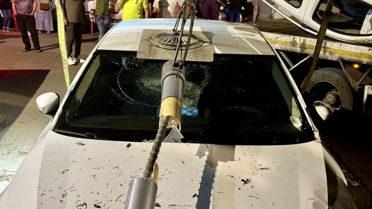 Trabzon'da 2 otomobilin üstüne düşen hafif ticari araçtaki 2 kişi yaralandı