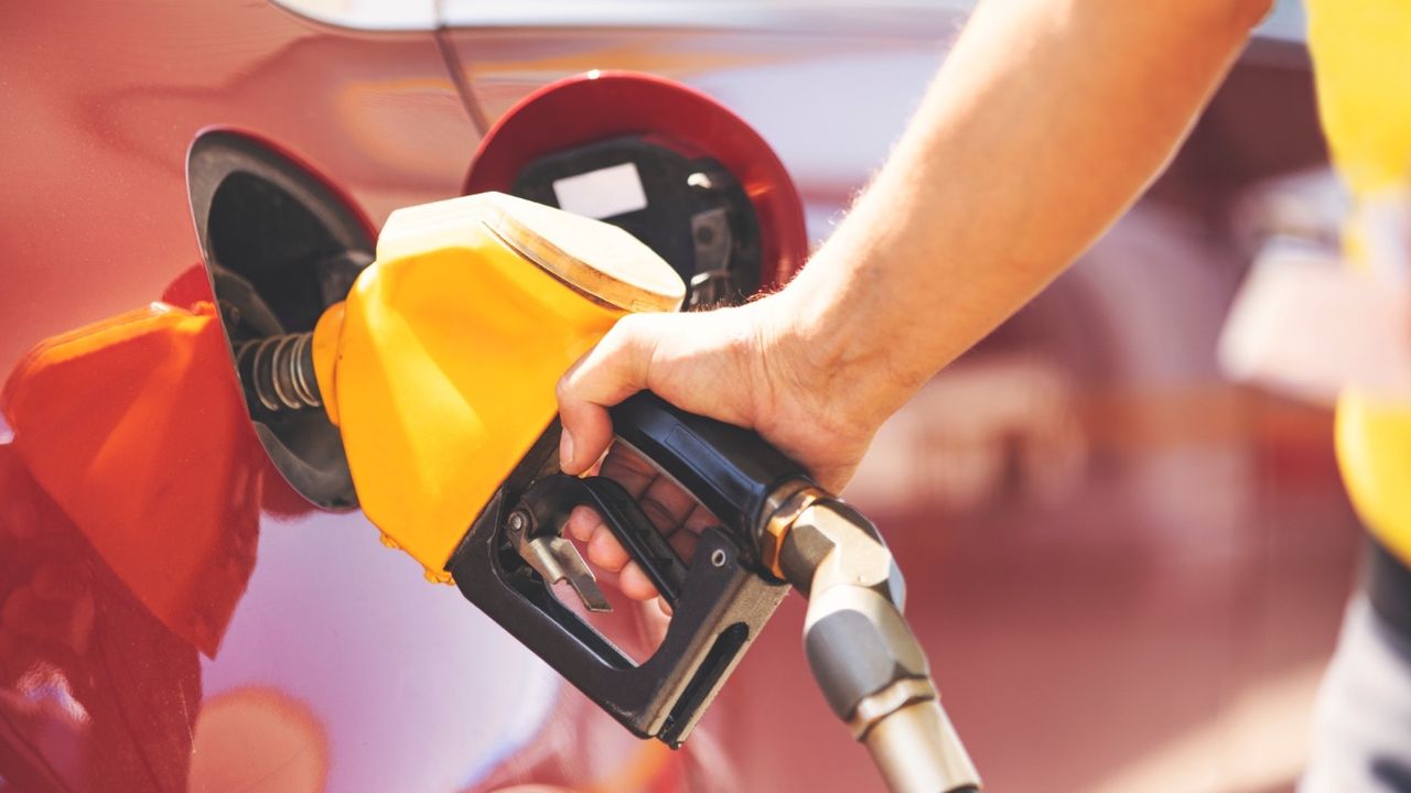 TÜİK verileri sonrası beklenen akaryakıt zammı anında yansıdı! 