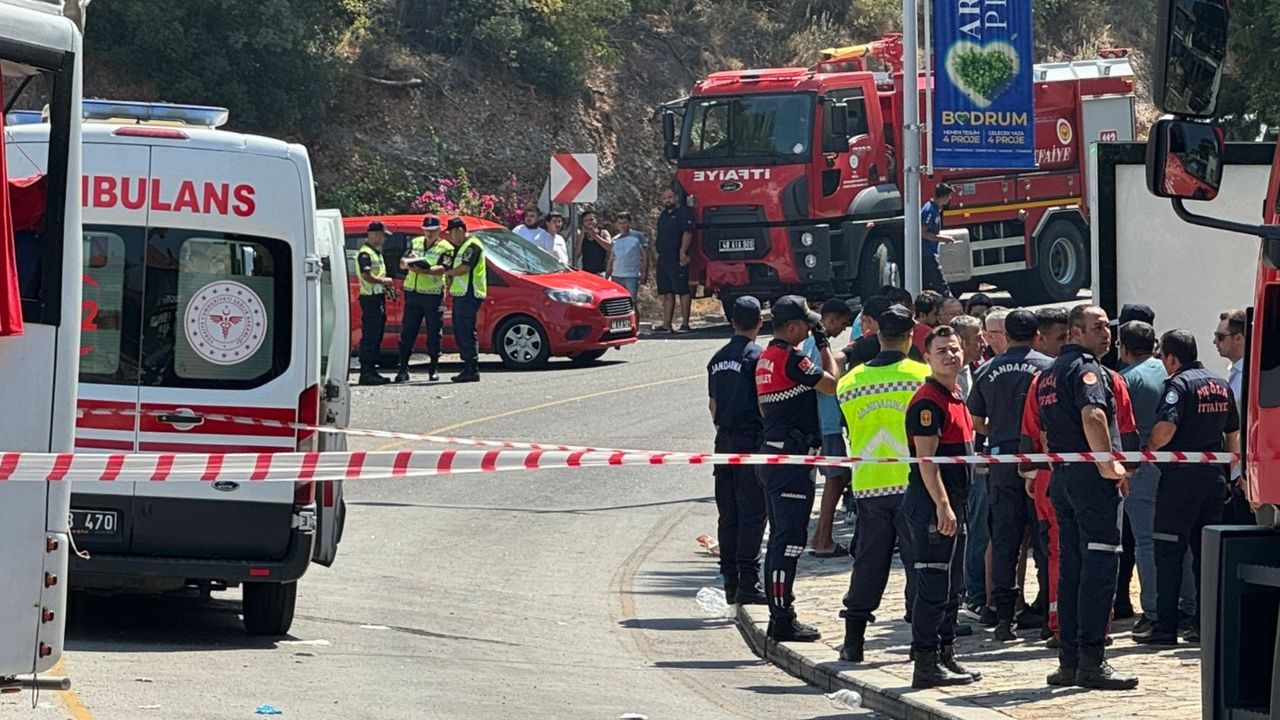 Tur midibüsü park halindeki 3 araca çarptı: 1 ölü, 32 yaralı var! 