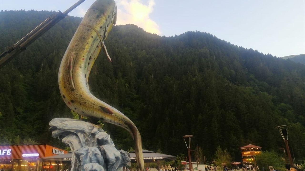 Uzungöl'de İhtişamlı Kırmızı Benekli Alabalık Maketi Sergileniyor