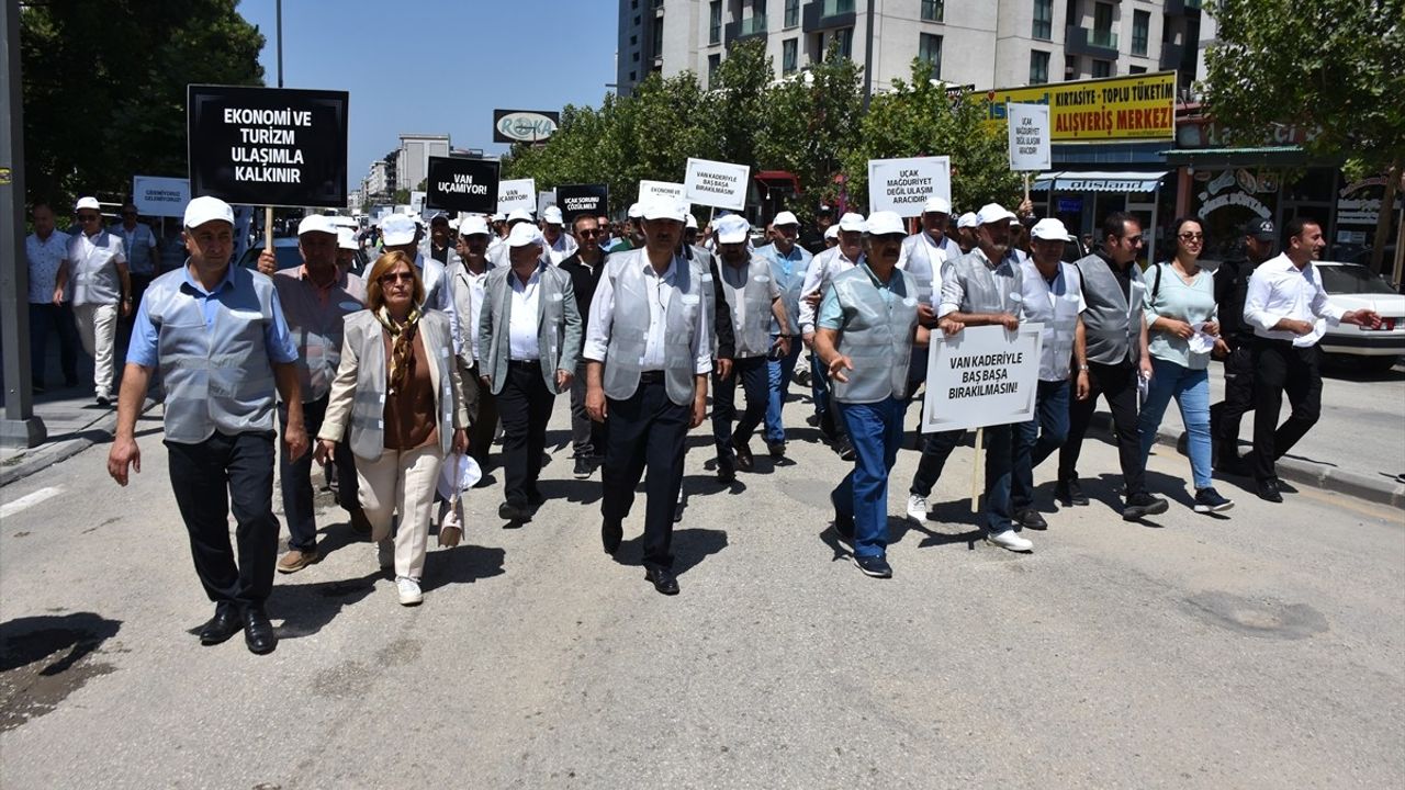 Van'da Uçak Sefer Sayılarının Artırılması İçin Yürüyüş Düzenlendi