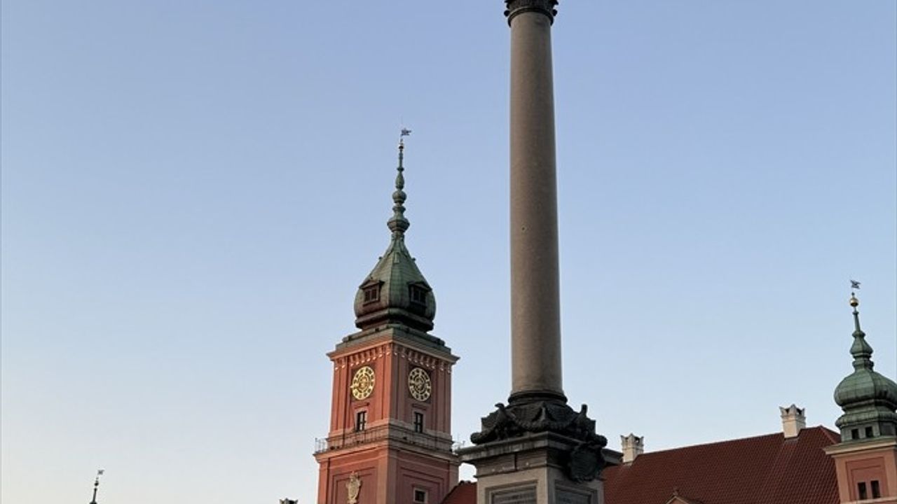 Varşova: Küllerinden Doğan Bir Şehir