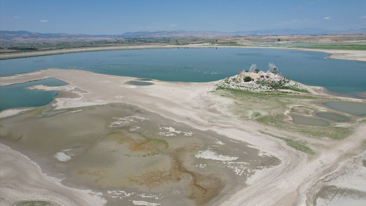 Yedikır Baraj Gölü'nde Su Seviyesi Düşünce Tarihi Yol Ortaya Çıktı