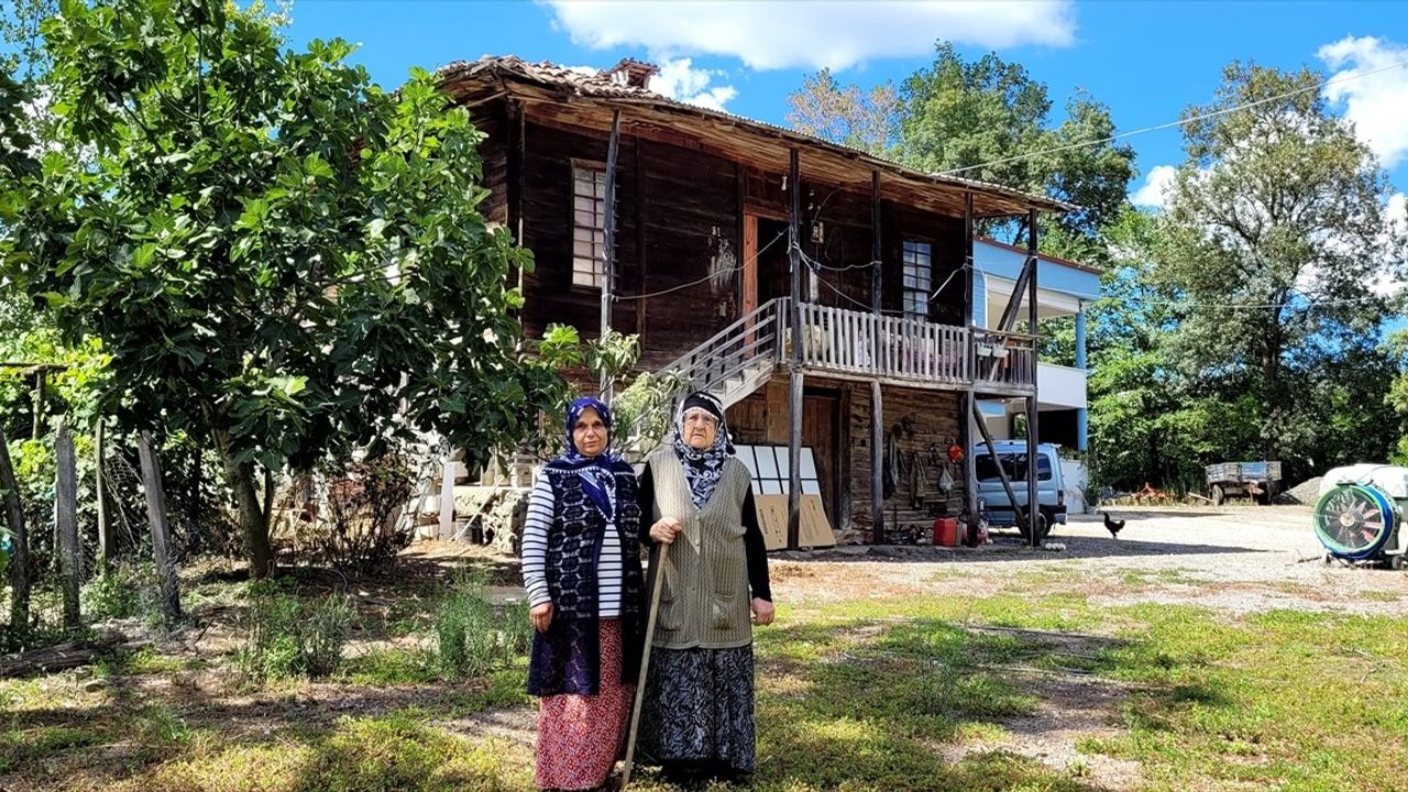 120 Yıllık Ahşap Evde Tek Başına Yaşayan Hamiyet Üstündağ