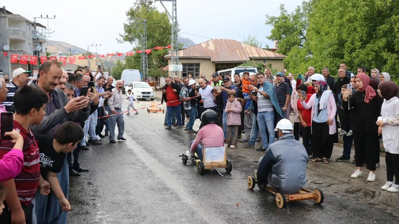 Adana'da El Yapımı Tahta Araçlarla Yarışma Heyecanı