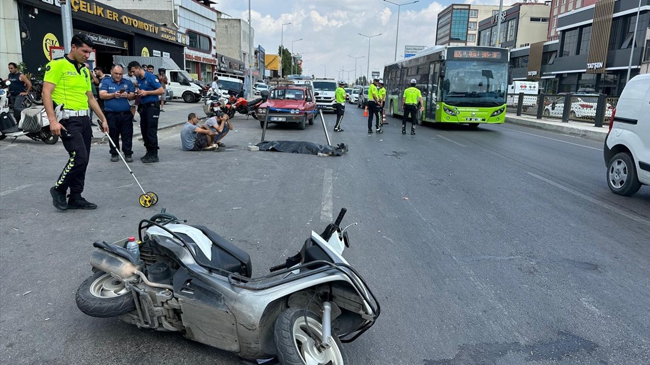 Adana'da Feci Kaza: Motosikletli Kadın Hayatını Kaybetti