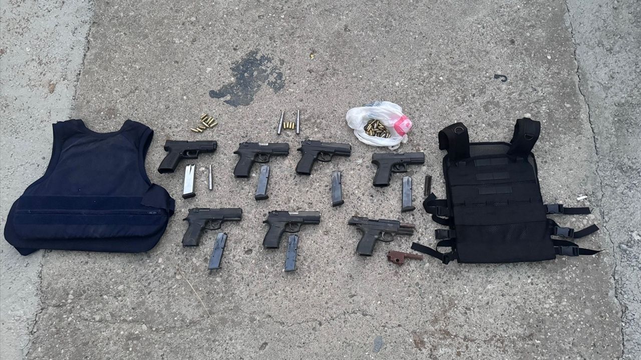 Adana'da Gizli Silah Şebekesi Çökertildi: 8 Tabanca Ele Geçirildi