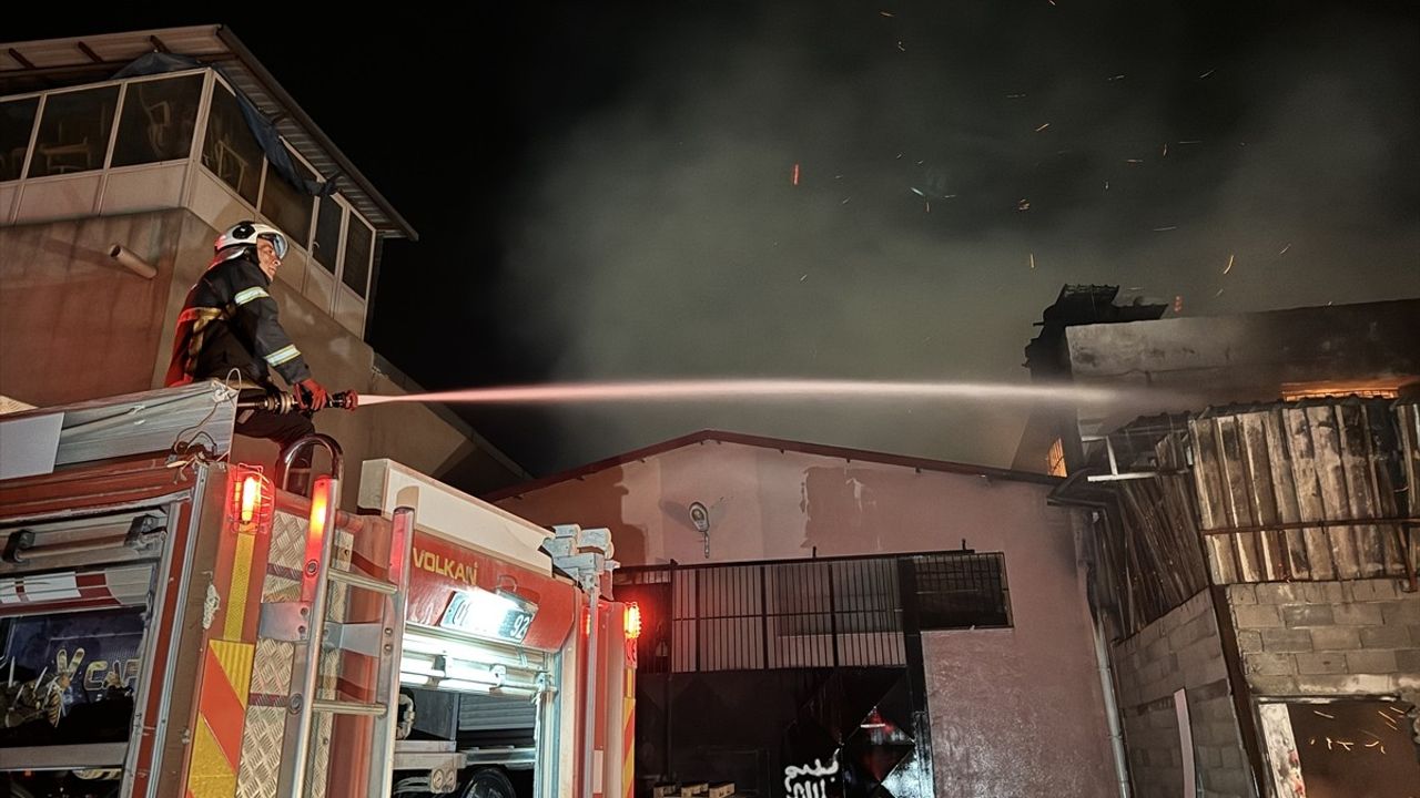 Adana'da Mobilyacılar Sitesi'nde Yangın: 6 İş Yeri Zarar Gördü