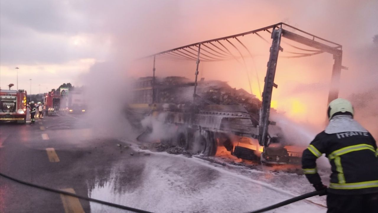 Adana'da Seyir Halindeki Tırda Yangın Çıktı