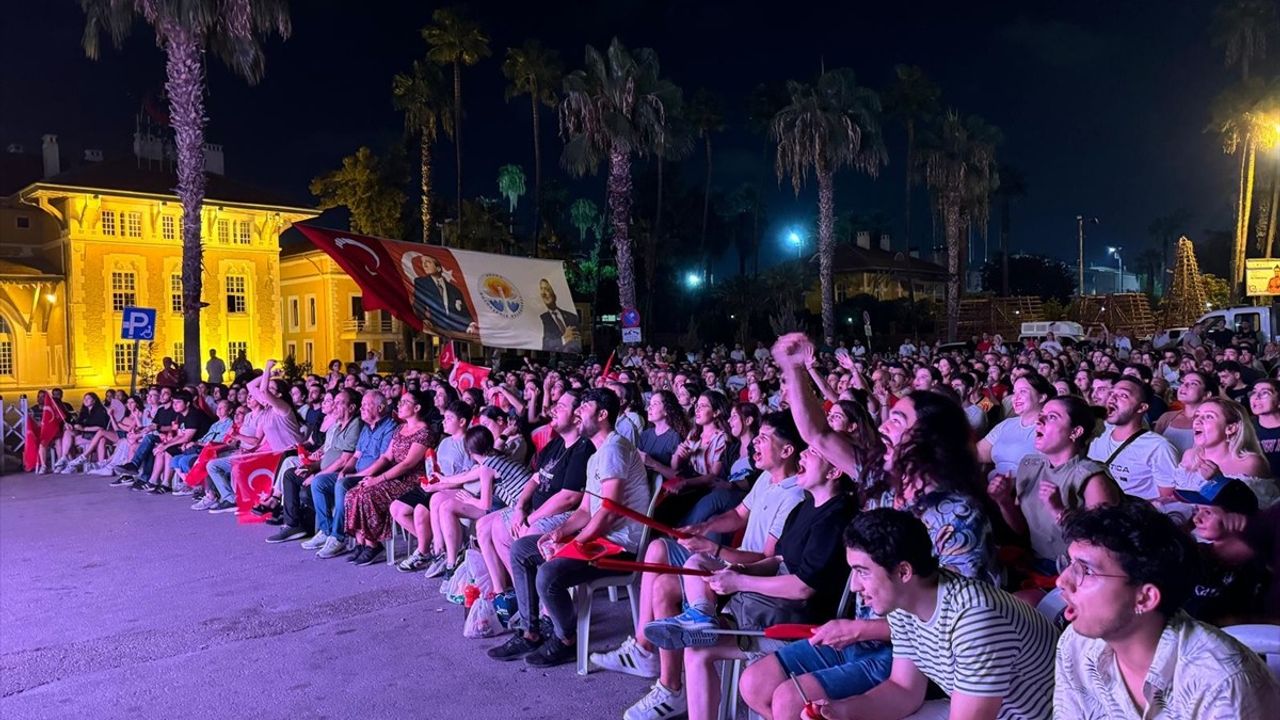 Adana'da Tarihi Voleybol Maçı Coşkusu