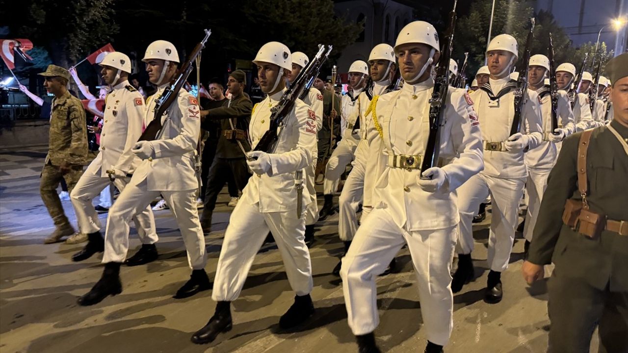 Afyonkarahisar'da Zafer Bayramı coşkusu Fener Alayı ile kutlandı