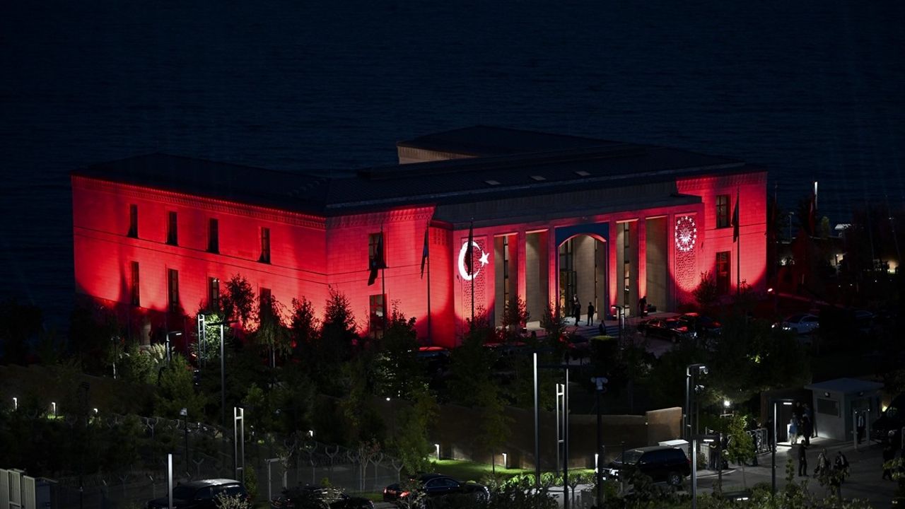 Ahlat Cumhurbaşkanlığı Külliyesi'nde Işıklandırma Şöleni