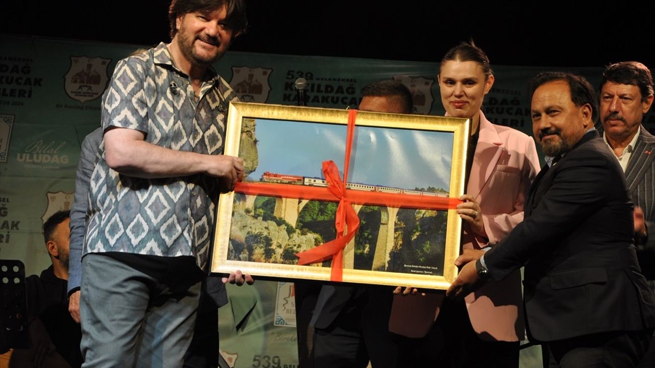 Ahmet Şafak Adana'da Unutulmaz Bir Konser Verdi